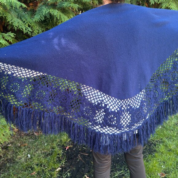 Vintage Navy Blue knit shawl from the 1970's - Picture 2 of 4